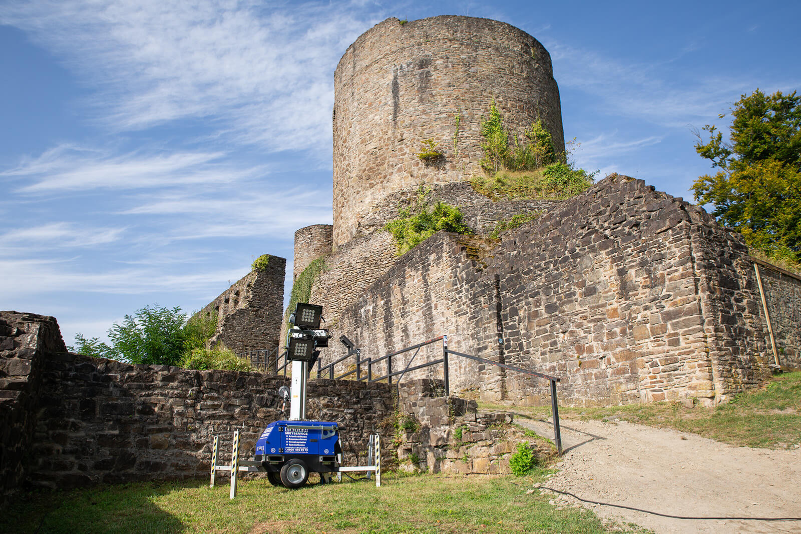 BEYER-Lichtmasten unterstützen beim Burgsommer-Fest in Windeck