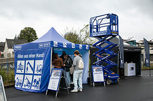 Messestand mit Scherenbühne auf der ABOM von BEYER-Mietservice