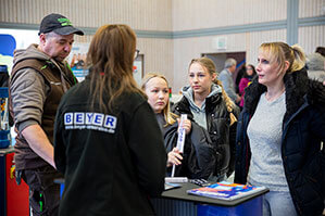 Interessierte am BEYER-Infostand im Gespräch