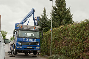 Effiziente Baum- und Grünpflege mithilfe von BEYER LKW-Bühne