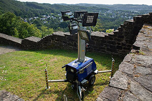 Lichtgiraffe aus der BEYER-Vermietung bei Burgsommerfest in Windeck