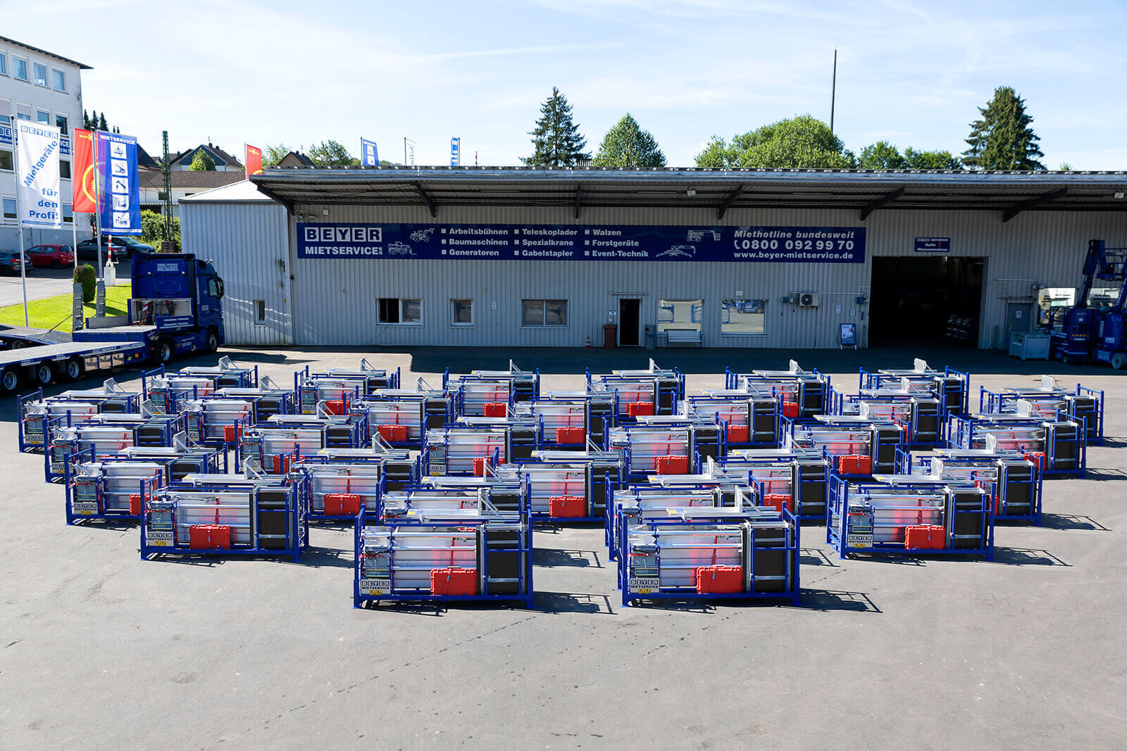 Neue Dachdecker-Schrägaufzüge mit Transportbox im Gruppenbild