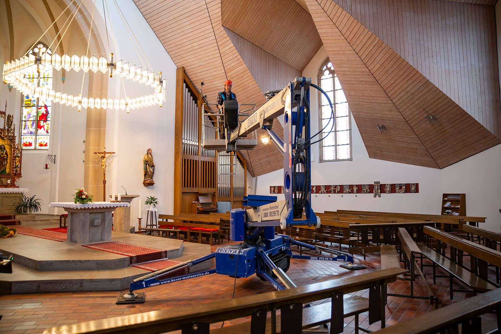 13 m Raupenarbeitsbühne in St. Josef Kirche in Leuterod im Einsatz